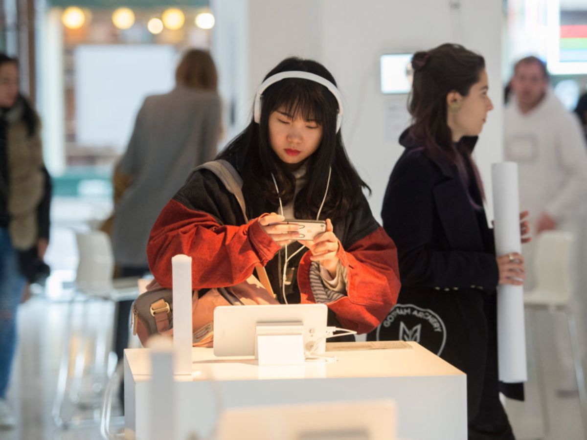 Visitor at The Glass Room exhibition in London, 2017 Photo courtesy of David Mirzoeff, London, 2017.